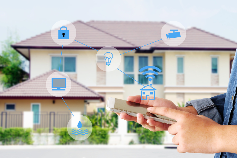 El hogar inteligente y el concepto de internet de las cosas el teléfono  inteligente controla la casa inteligente como la iluminación de la cámara  de seguridad
