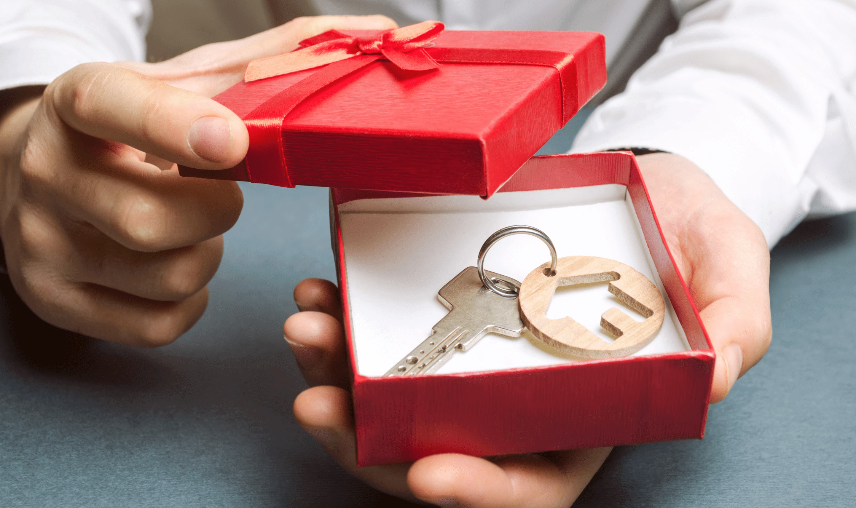 Подарить квартиру бывшему супругу. Квартира в подарок. Ключи от квартиры в подарок. Дарение недвижимости. Подарки родственникам.