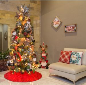 arbol de decoración navideña en el hogar